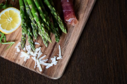 Asparagus with the prosciutto, lemon and cheese