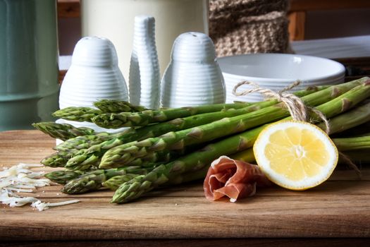 Asparagus with the prosciutto, lemon and cheese
