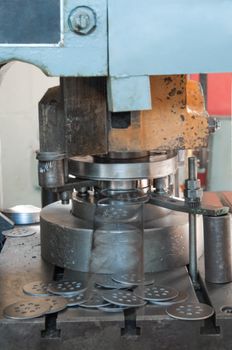 press machine for cutting pieces of metal for automotive filters