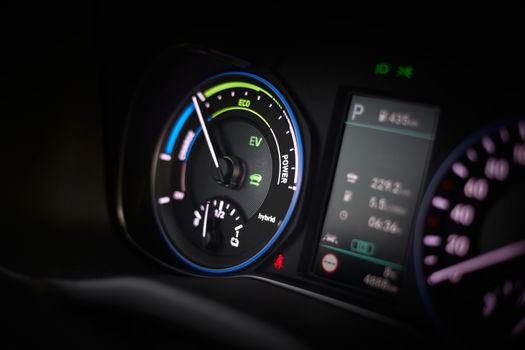 Fuel consumption efficiency indicator in a hybrid car