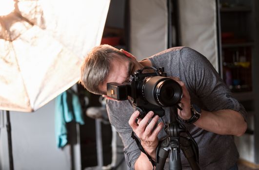 a young photographer in the process of shooting in the Studio