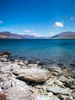 An image of the lake Wanaka; New Zealand south island