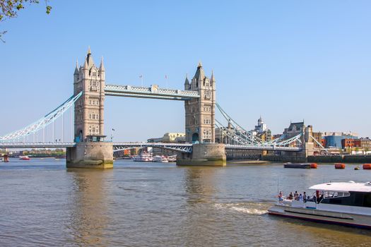 A photography of the attraction Tower bridge in London