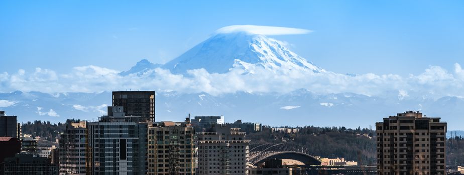 An image of Mt Rainier at Seattle