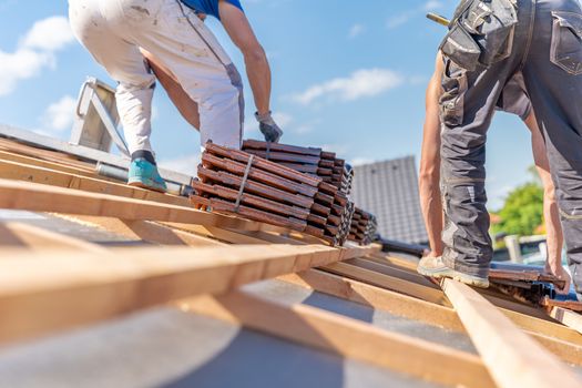 production of roofs from ceramic fired tiles on a family house.