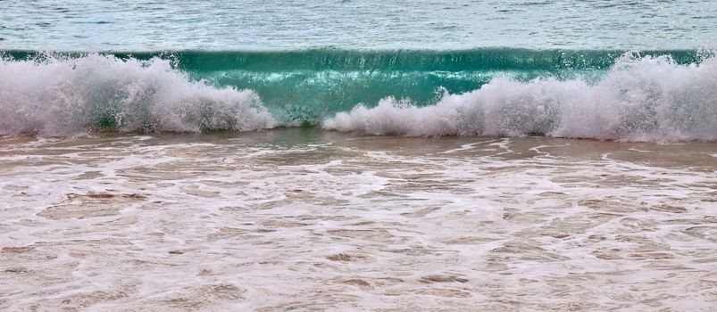 Stunning indian ocean waves at the beaches on the paradise island seychelles.