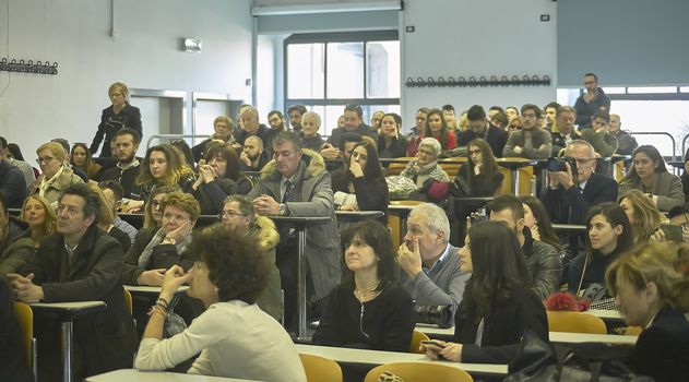 Italian university class full of people learning toghether