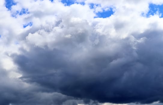 Stunning dark cloud formations in the sky right before a thunderstorm 