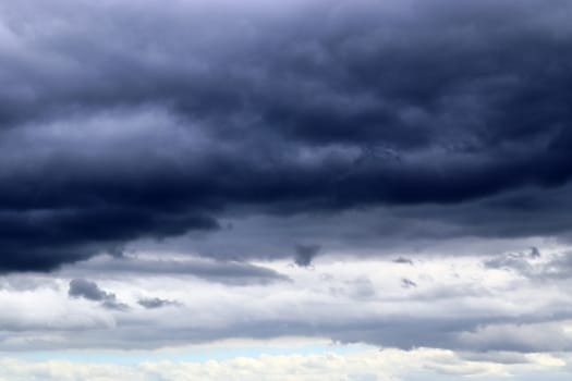 Stunning dark cloud formations in the sky right before a thunderstorm 