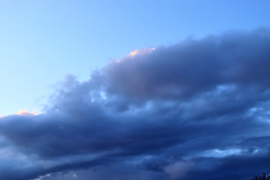 Stunning dark cloud formations in the sky right before a thunderstorm 