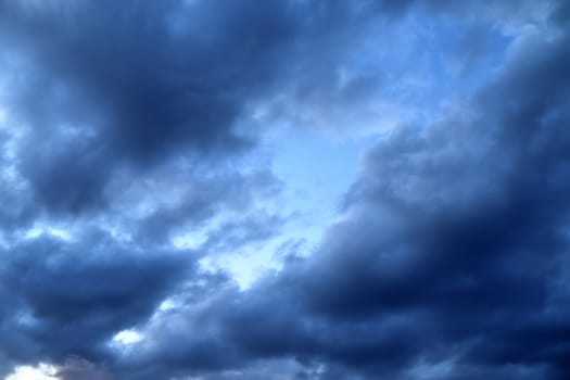 Stunning dark cloud formations in the sky right before a thunderstorm 