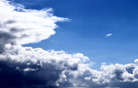 Stunning dark cloud formations in the sky right before a thunderstorm 