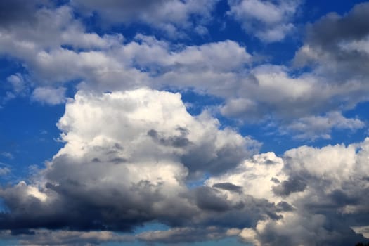 Stunning dark cloud formations in the sky right before a thunderstorm 