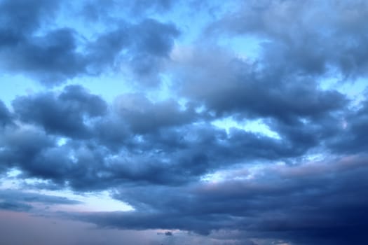 Stunning dark cloud formations in the sky right before a thunderstorm 