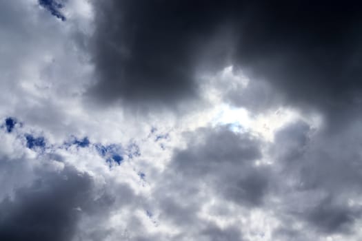 Stunning dark cloud formations in the sky right before a thunderstorm 