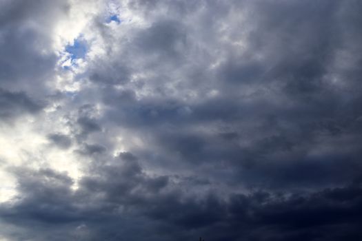 Stunning dark cloud formations in the sky right before a thunderstorm 