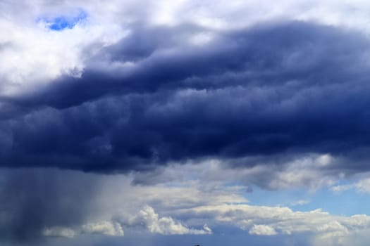 Stunning dark cloud formations in the sky right before a thunderstorm 