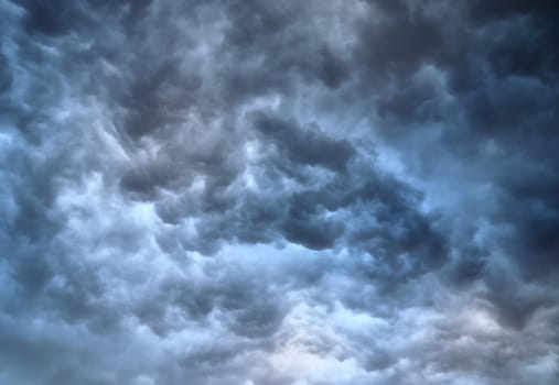 Stunning dark cloud formations in the sky right before a thunderstorm 