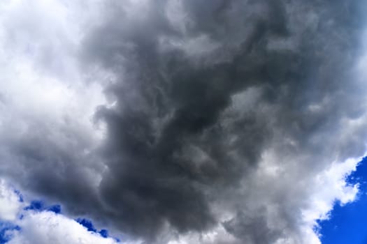 Stunning dark cloud formations in the sky right before a thunderstorm 