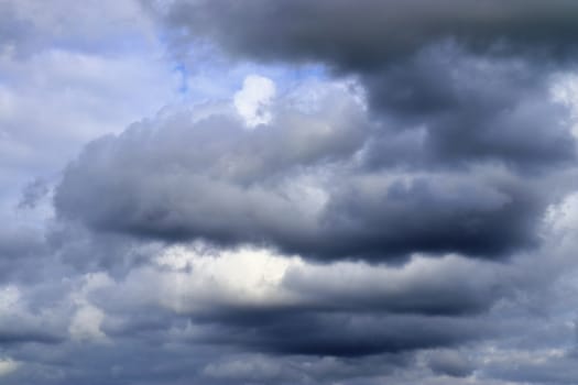 Stunning dark cloud formations in the sky right before a thunderstorm 