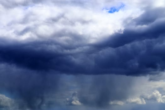 Stunning dark cloud formations in the sky right before a thunderstorm 