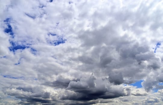 Stunning dark cloud formations in the sky right before a thunderstorm 