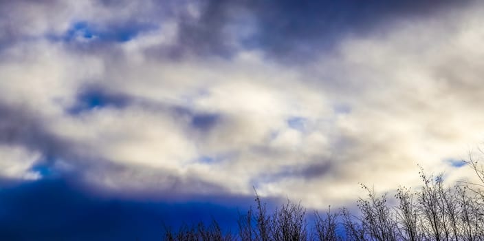 Stunning dark cloud formations in the sky right before a thunderstorm 