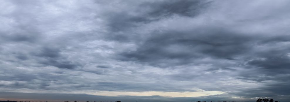 Stunning dark cloud formations in the sky right before a thunderstorm 