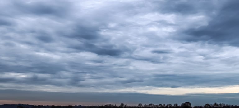 Stunning dark cloud formations in the sky right before a thunderstorm 