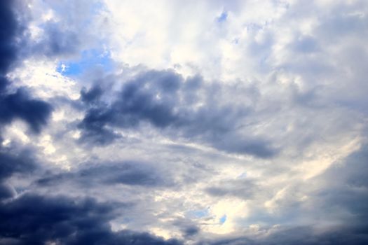 Stunning dark cloud formations in the sky right before a thunderstorm 