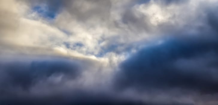 Stunning dark cloud formations in the sky right before a thunderstorm 