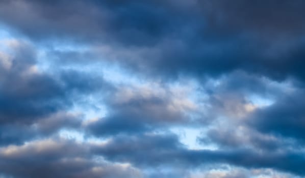 Stunning dark cloud formations in the sky right before a thunderstorm 