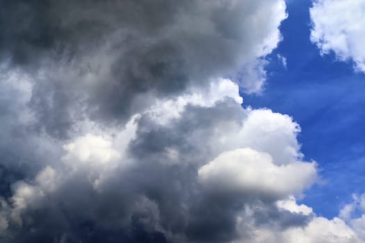 Stunning dark cloud formations in the sky right before a thunderstorm 