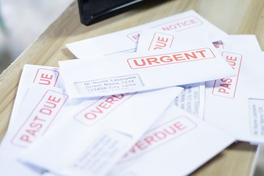 Unpaid invoice highlighted in red text