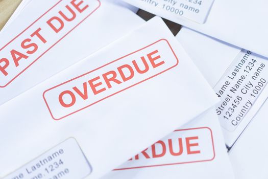 Unpaid invoice highlighted in red text