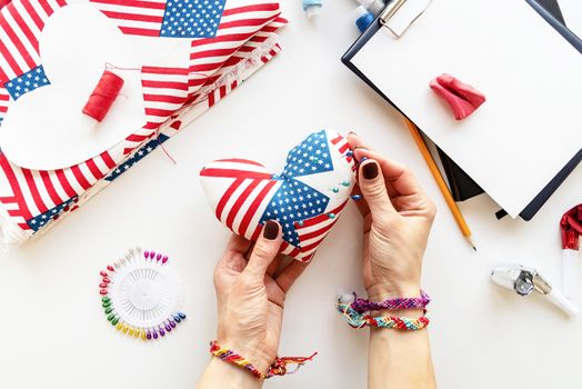 USA Independence Day DIY craft. DIY 4th of July step by step needle holder craft. Step 10 - the pin cushion is ready to use