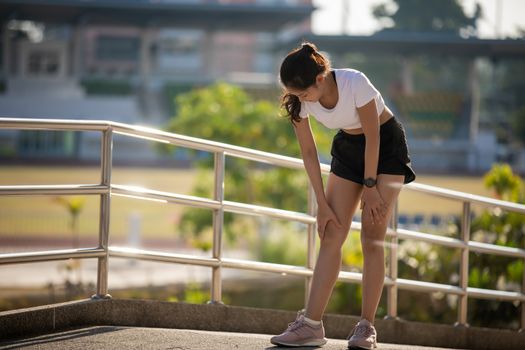 Asian women runners have leg and knee pain.