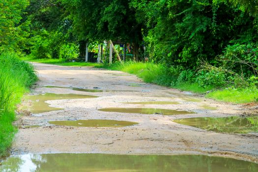 Rural dirt roads are flooded during the rainy season, the inconvenience of bumpy travel