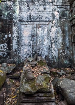 Prasat Krahom Hindu Temple in Koh Ker. Archaeological Landscape of Koh Ker, Northwest Cambodia. Artefakt archeologia Moss on the stone brick sandstone laterite blocks.