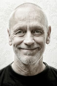 Black and white portrait of a smiling and confident caucasian  man, with a penetrating gaze