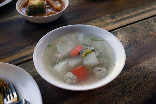 Tom Gaeng Jued Look Chin moo (thai word), Clear glass noodle soup, Clear Soup with Bean Curd and Minced Pork, Clear Soup with Vegetables and Meatballs in white bowl