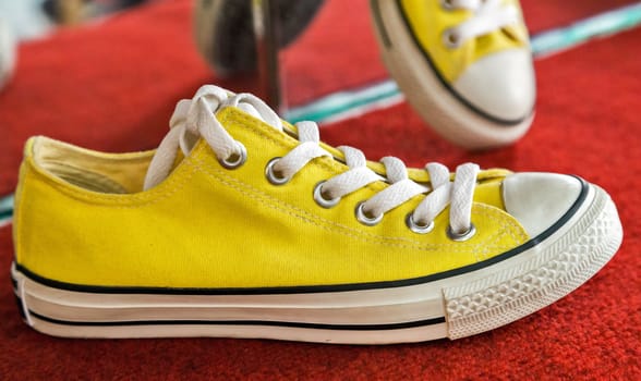 Vintage yellow sneakers fashion vintage style model running shoes
