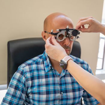 examination of the eyes of the man, with the help of special glasses in the laboratory, measurement of diopters.