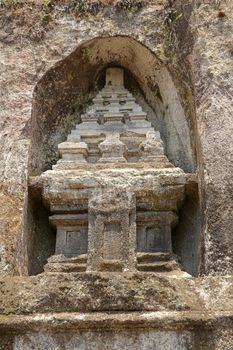 These funeral monuments are thought to be dedicated to King Anak Wungsu of the Udayana dynasty and his favorite queens. Gunung Kawi is an 11th-century temple and funerary complex in Tampaksiring.