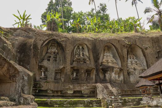 These funeral monuments are thought to be dedicated to King Anak Wungsu of the Udayana dynasty and his favorite queens. Gunung Kawi is an 11th-century temple and funerary complex in Tampaksiring.