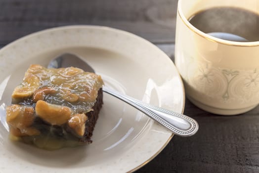 Hot coffee with cashews nut toffee cake