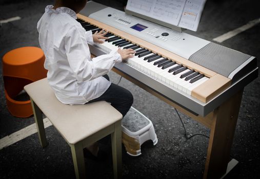 piano music playing