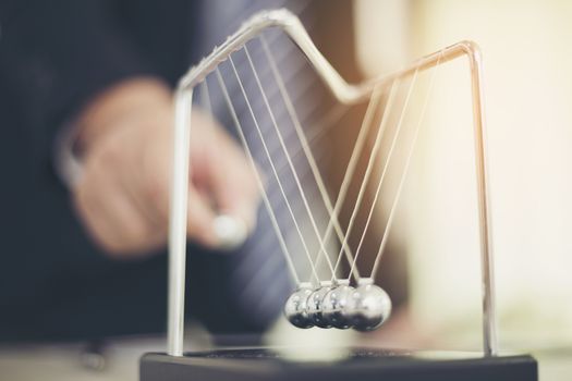 Executives stand Newton's cradle ball, deliberately deliberate to decide on the work.