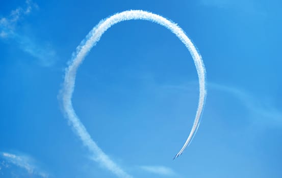 Fighter planes performing a perfect loop in formation very close to each other.