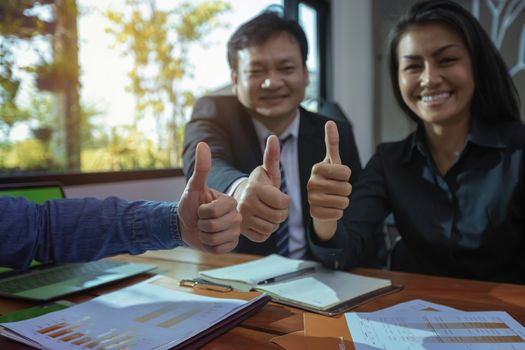 Successful business people with thumbs up and smiling. group of people with thumbs up for succes